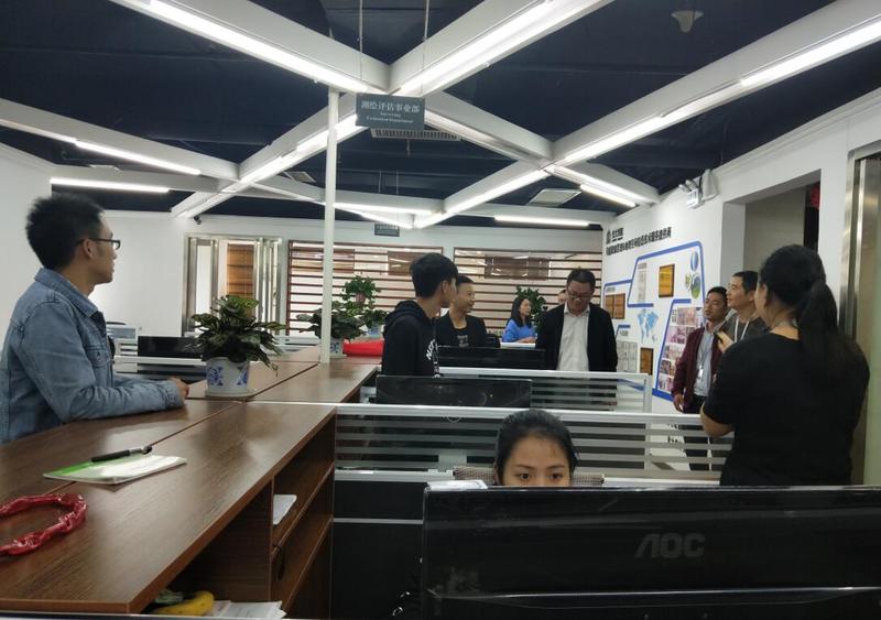 02 罗光杰了解365官网往届毕业生与实习生工作情况.jpg
