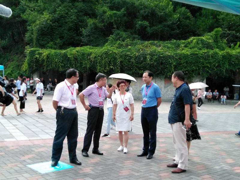 1 校领导一行亲临beat365英国官网网站迎新现场指导工作.jpg